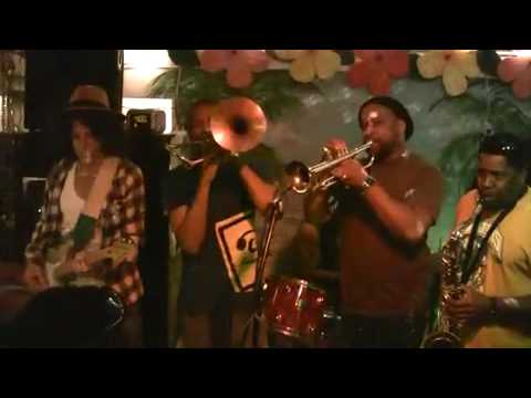 Lenny Kravitz crashes local bar for a funk jam of Herbie Hancock&#039; Chameleon